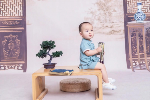 广西宝宝边吃奶边挣扎烦躁